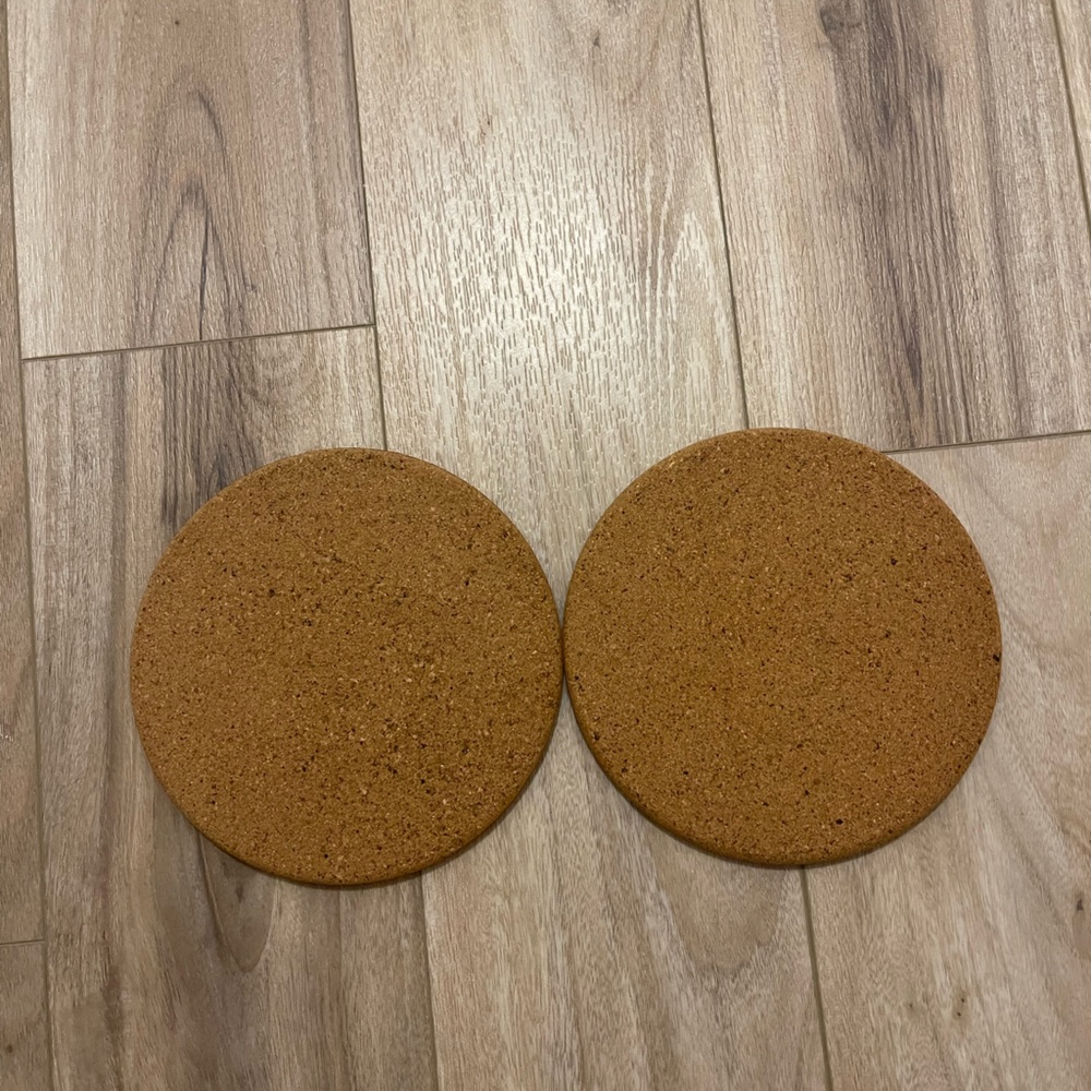 2 cork trivets
